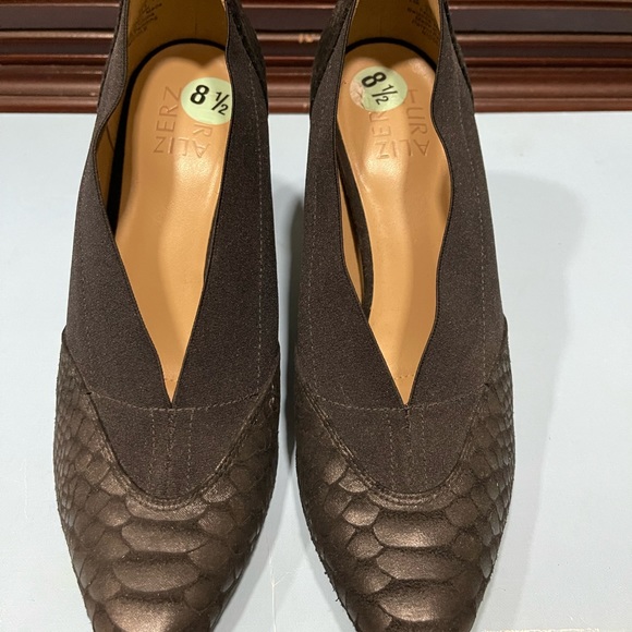 Black leather and elastic heeled shoe - Picture 6 of 15